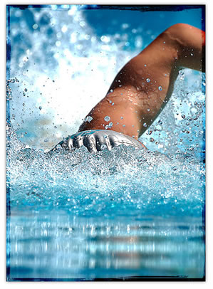 nadador en piscina compitiendo