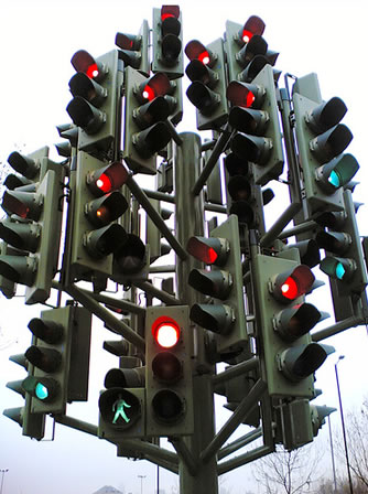 Poste con decenas de sem�foros.